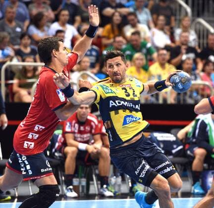PIXUM Supercup 2018 in Düsseldorf. SG Flensburg-Handwitt - Rhein-Neckar Löwen 22.08.2018. Alexander Petersson (Rhein-Neckar Löwen) holt zum Wurf aus. Li: Rasmus Lauge Schmidt (Flensb.).
