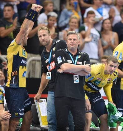 PIXUM Supercup 2018 in Düsseldorf. SG Flensburg-Handwitt - Rhein-Neckar Löwen 22.08.2018. Mannschaftsbank Rhein-Neckar Löwen. Mitte: Trainer Nikolaj Jacobsen. Dahinter der Sportliche Leiter Oliver Roggisch. Li: jubelt Alexander Petersson.