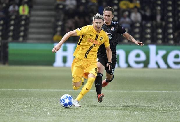 22.08.2018 Bern, Fussball Herren Saison 2018 2019 Champions League - Playoff BSC Young Boys - Dinamo Zagreb Im Bild : Mario Gavranovic (Zagreb) gegen Christian Fassnacht (YB) li. Aktion Zweikampf