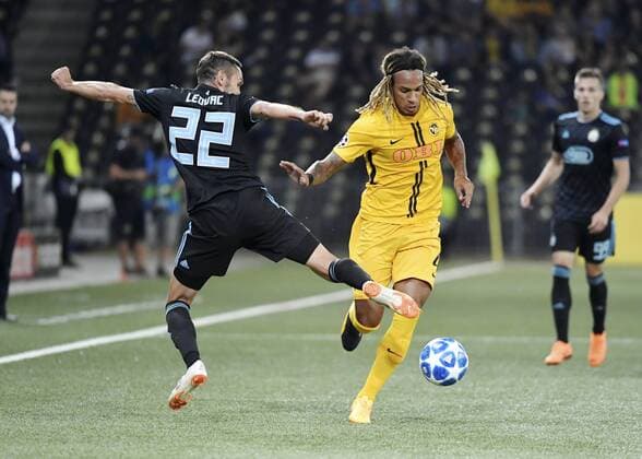 22.08.2018 Bern, Fussball Herren Saison 2018 2019 Champions League - Playoff BSC Young Boys - Dinamo Zagreb Im Bild : Kevin Mbabu (YB). li. 22 Marin Leovac (Zagreb) Aktion Zweikampf