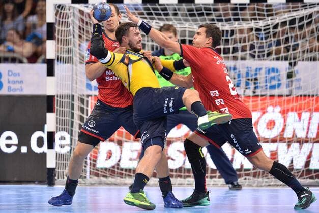 Handball Pixum Super Cup SG Flensburg Handewitt - Rhein-Neckar Löwen am 22.08.2018 im ISS Dome in Düsseldorf Simon Hald ( Flensburg ), links - Jannik Kohlbacher ( Rhein-Neckar Löwen ), mitte - Rasmus Lauge ( Flensburg ), rechts