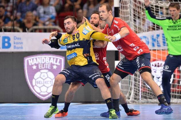 Sport Bilder des Tages Handball Pixum Super Cup SG Flensburg Handewitt - Rhein-Neckar Löwen am 22.08.2018 im ISS Dome in Düsseldorf Jannik Kohlbacher ( Rhein-Neckar Löwen ), links - Simon Hald ( Flensburg ), rechts - Tobias Karlsson ( Flensburg ), hinten