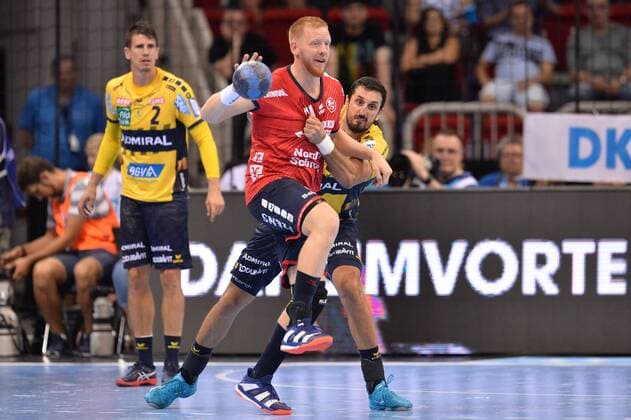 Handball Pixum Super Cup SG Flensburg Handewitt - Rhein-Neckar Löwen am 22.08.2018 im ISS Dome in Düsseldorf Jim Gottfridsson ( Flensburg ), vorne - Ilija Abutovic ( Rhein-Neckar Löwen ), hinten
