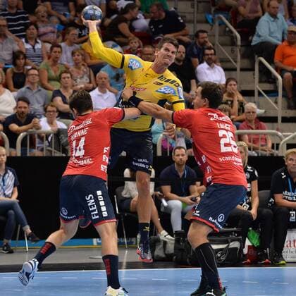 Handball Pixum Super Cup SG Flensburg Handewitt - Rhein-Neckar Löwen am 22.08.2018 im ISS Dome in Düsseldorf Hampus Wanne ( Flensburg ), links - Andy Schmid ( Rhein-Neckar Löwen ), mitte - Rasmus Lauge ( Flensburg ), rechts