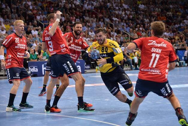 Handball Pixum Super Cup SG Flensburg Handewitt - Rhein-Neckar Löwen am 22.08.2018 im ISS Dome in Düsseldorf v.l.n.r.: Anders Zachariassen ( Flensburg ), Holger Glandorf ( Flensburg ), Tobias Karlsson ( Flensburg ), Jannik Kohlbacher ( Rhein-Neckar Löwen ), Lasse Svan ( Flensburg )