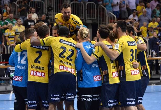 Handball Pixum Super Cup SG Flensburg Handewitt - Rhein-Neckar Löwen am 22.08.2018 im ISS Dome in Düsseldorf Die Spieler von den Rhein-Neckar Löwen freuen sich über den Sieg