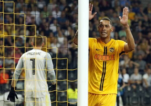 (180823) -- BERN, Aug. 23, 2018 -- Guillaume Hoarau (R) of Young Boys gestures during the first leg match of UEFA Champions League play-offs between Young Boys and Dinamo Zagreb at the Stade de Suisse in Bern, Switzerland, Aug. 22, 2018. The match ended in a 1-1 draw. ) (SP)SWITZERLAND-BERN-UEFA CHAMPIONS LEAGUE PLAY-OFF-YOUNG BOYS VS DINAMO ZAGREB RubenxSprich 