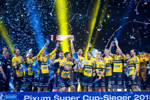 Das Team der Rhein-Neckar Löwen bei der Siegerehrung SG Flensburg-Handewitt vs Rhein-Neckar Löwen, Handball, Pixum Super Cup, 22.08.18 Düsseldorf NRW Deutschland ISS Dome