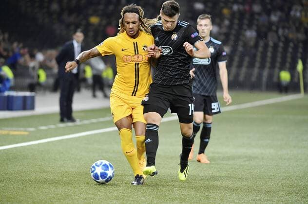 22.08.2018 Bern, Fussball Herren Saison 2018 2019 Champions League - Playoff BSC Young Boys - Dinamo Zagreb Im Bild : Amer Gojak (Zagreb) gegen Kevin Mbabu (YB)li. Aktion Zweikampf