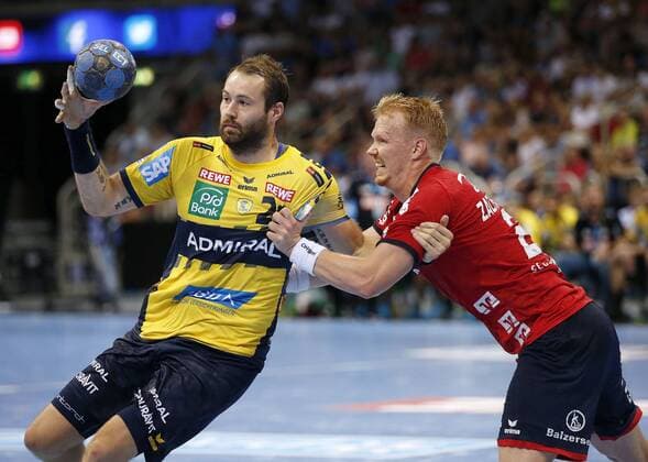Handball,Pixum Super Cup am 22.08.2018 im ISS-Dome Arena in Düsseldorf Rhein-Neckar Löwen vs. SG Flensburg - Handewitt 33 : 26 Steffen FÄTH (RNL) -li.- setzt sich gegen Anders ZACHARIASSEN (SGF) re.- durch