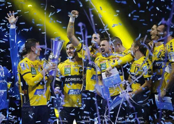 Handball,Pixum Super Cup am 22.08.2018 im ISS-Dome Arena in Düsseldorf Rhein-Neckar Löwen vs. SG Flensburg - Handewitt 33 : 26 Andy SCHMID (RNL) li.- präsentiert den Siegerpokal
