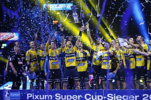 Handball,Pixum Super Cup am 22.08.2018 im ISS-Dome Arena in Düsseldorf Rhein-Neckar Löwen vs. SG Flensburg - Handewitt 33 : 26 Alexander PETERSSON - 32- (RNL) 3.v.li.- lässt den den Siegerpokal fliegen.