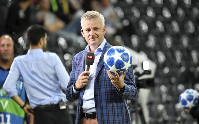 22.08.2018 Bern, Fussball Herren Saison 2018 2019 Champions League - Playoff BSC Young Boys - Dinamo Zagreb Im Bild : SRF Reporter Rainer Maria Salzgeber mit Spielball Aktion Einzelbild