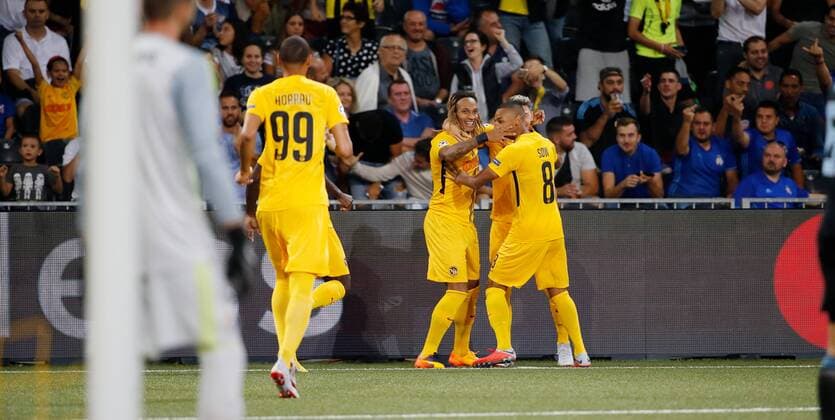 22.08.2018 Stade de Suisse Bern , SCHWEIZ , Saison 2018 2019 Herren Fussball Champions league Qualifikation Hinspiel BSC Young Boys Bern - Dinamo Zagreb Jubel nach dem Treffer von Kevin Mbabu in der 2.Minute , ua. Djibril Sow und Christian Fassnacht (YB)