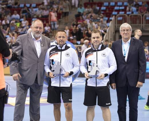 Pixum Super Cup in Düsseldorf, 22.8.2018 Pixum Super Cup in Düsseldorf, 22. 8.2018 SG Flensburg Handewitt vs. Rhein-Neckar Löwen Andreas Michelmann (DHB Präsident) mit den besten Schiedsrichtern der Saison, Peter Behrens und Marc Fasthoff (Neuss), rechts: Wolfgang Jamelle (DHB-Schiedsrichterwart)