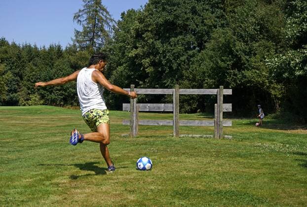 23.08.2018, Fussball-Golf, ein und Freizeitspass für Kinder und Familien. Auf der Golf-Anlage in Memmingen (Allgäu) spielt Bernd Feil eine Runde mit dem Lederball über ein Holz-Hindernis. MODEL-RELEASED!