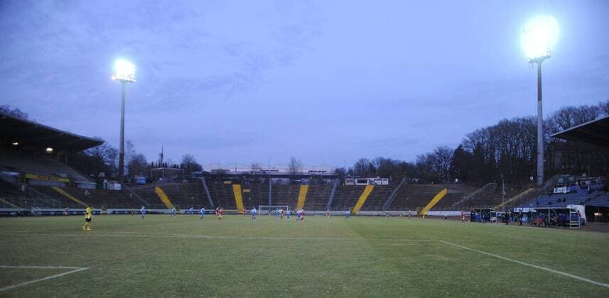 Fußball, Stadiongeschichte 1. FC Saarbrücken Das Spiel der Fußball Frauen Bundesliga zwischen dem 1. FC Saarbrücken (blau) und dem FFC Frankfurt im Saarbrücker Ludwigsparkstadion am Mittwoch (17.3.2010). Im Bild: der Ludwigspark.