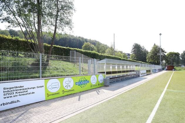 Die Umbauarbeiten an der Herkules Arena, Heimstaette vom 1. FC Kaan-Marienborn 07 (Regionalliga West) sind abgeschlossen, der Zaun im Gaesteblock steht und die neuen Trainerbaenke sind installiert, somit kann das Heimspiel am kommenden Samstag gegen den SC Verl in der Herkules Arena ausgetragen werden, die letzten kleinen Arbeiten laufen noch Fussball Regionalliga West, Herkules Arena Umbau, am 23.08.2018 in Siegen-Kaan-Marienborn Deutschland.