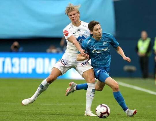 FuÃŸball, EL Quali, Zenit St. Petersburg - Molde FK ST PETERSBURG, RUSSIA â€“ AUGUST 23, 2018: FC Molde s Erling Braut Haland (L) and FC Zenit St Petersburg s Daler Kuzyayev in action in Leg 1 of their 2018â€“19 UEFA Europa League play-off round football match at Saint Petersburg Stadium. Alexander Demianchuk TASS  TS08DB6C