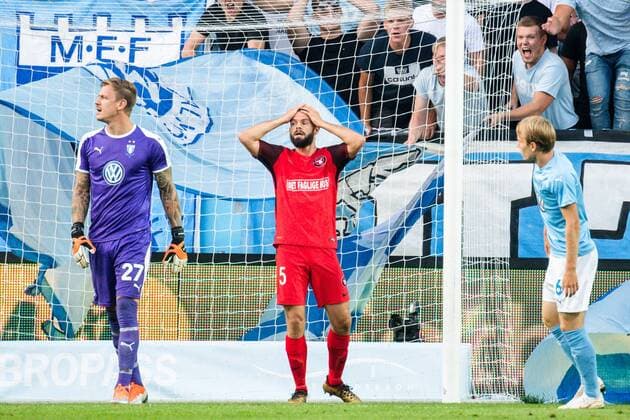 180823 Marc Dal Hende of Midtjylland looks dejected behind goalkeeper Johan Dahlin and Oscar Lewicki of Malmö FF during the UEFA Europa League qualifying match between Malmö FF and Midtjylland on August 23, 2018 in Malmö. Photo: Ludvig Thunman BILDBYRN kod LT 35525 Copyright: LUDVIGxTHUNMAN BB180823LT012