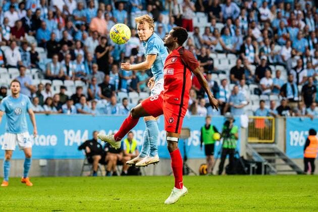 Fußball, EL Quali, Malmö FF - FC Midtjylland 180823 Frank Ogochukwu of Midtjylland and Oscar Lewicki of Malmö FF during the UEFA Europa League qualifying match between Malmö FF and Midtjylland on August 23, 2018 in Malmö. Photo: Ludvig Thunman BILDBYRN kod LT 35525 Copyright: LUDVIGxTHUNMAN BB180823LT038