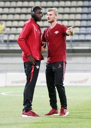 Fußball, EL Quali, Sorja Luhansk - RB Leipzig, vor Spielbeginn Luhansk - RB Leipzig Fussball Euro League Quali Saporoschje Ukraine, 23.08.2018, Slawutytsch-Arena, Fussball, Qualifikation zur UEFA Europa League, Playoff - HIN , FK Sorja Luhansk (UKR) vs. RB Leipzig (GER) , Platzbegehung. Im Bild: Dayot Upamecano und Timo Werner, beide RB Leipzig ,