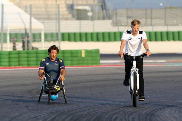 Alessandro Zanardi (ITA) fährt mit seine Handbike über die Rennstrecke auf dem Misano World Circuit (ITA) vor seinem Debüt als Gaststarter bei BWM in einem DTM Rennwagen. Copyright Thomas Pakusch *** Alessandro Zanardi ITA drives his handbike over the racetrack at the Misano World Circuit ITA before his debut as guest starter at BWM in a DTM racing car Copyright Thomas Pakusch