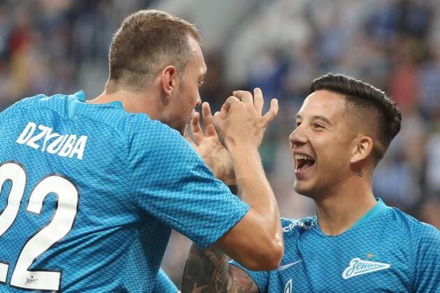 ST PETERSBURG, RUSSIA â€“ AUGUST 23, 2018: FC Zenit St Petersburg s Artyom Dzyuba (L) and Sebastian Driussi celebrate scoring in Leg 1 of their 2018â€“19 UEFA Europa League play-off round football match against FC Molde at Saint Petersburg Stadium. Alexander Demianchuk TASS  TS08DBF4