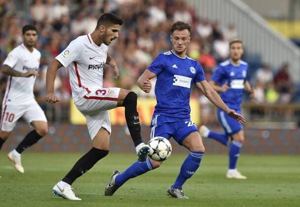 Fußball, EL Quali, Sigma Olmütz - FC Sevilla L-R Juan Berrocal of Sevilla and Martin Nespor of Olomouc in action during the European League qualification match SK Sigma Olomouc vs Sevilla in Olomouc, Czech Republic, August 23, 2018. (CTKxPhoto LudekxPerina) CTKPhotoP201808230861201  _DSC5717