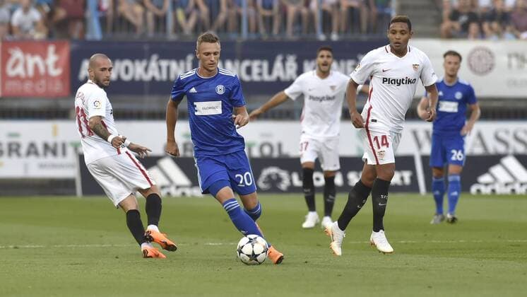 Fußball, EL Quali, Sigma Olmütz - FC Sevilla L-R Aleix Vidal of Sevilla, Radoslav Kovac of Olomouc and Luis Muriel of Sevilla in action during the European League qualification match SK Sigma Olomouc vs Sevilla in Olomouc, Czech Republic, August 23, 2018. (CTKxPhoto JaroslavxOzana) CTKPhotoP201808230861301  _JAO2526