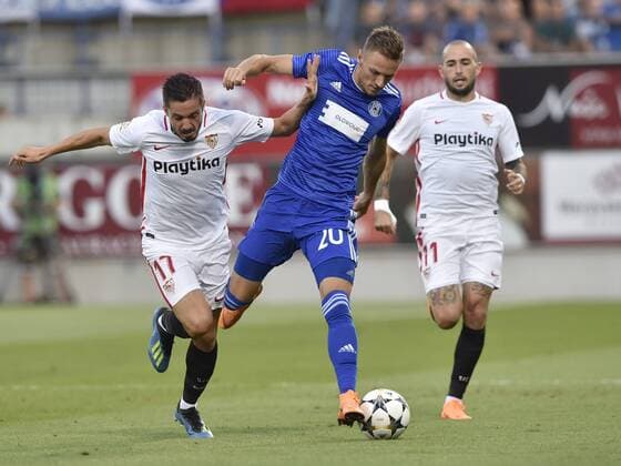 Fußball, EL Quali, Sigma Olmütz - FC Sevilla L-R Pablo Sarabia of Sevilla and Radoslav Kovac of Olomouc in action during the European League qualification match SK Sigma Olomouc vs Sevilla in Olomouc, Czech Republic, August 23, 2018. (CTKxPhoto LudekxPerina) CTKPhotoP201808230874901  _DSC5760