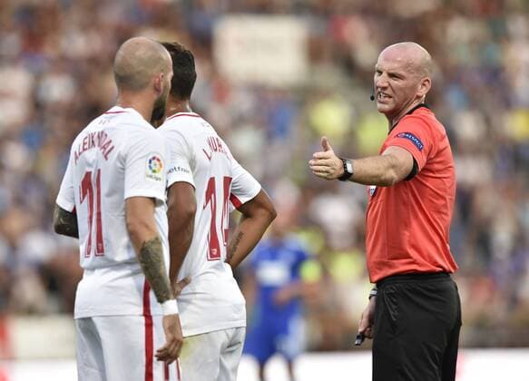 Fußball, EL Quali, Sigma Olmütz - FC Sevilla L-R Aleix Vidal and Luis Muriel of Sevilla and head referee Bobby Madden in action during the European League qualification match SK Sigma Olomouc vs Sevilla in Olomouc, Czech Republic, August 23, 2018. (CTKxPhoto LudekxPerina) CTKPhotoP201808230899401  LPE 001