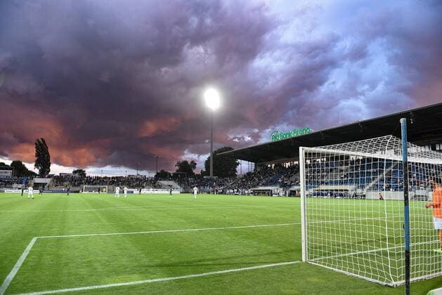 Fußball, Stadiongeschichte FSV Frankfurt 13.08.2018, xjhx, Fussball Regionalliga Südwest, FSV Frankfurt - Waldhof Mannheim emspor, v.l. Dunkle Wolken über dem Stadion. DFL DFB REGULATIONS PROHIBIT ANY USE OF PHOTOGRAPHS as IMAGE SEQUENCES and or QUASI-VIDEO. Frankfurt