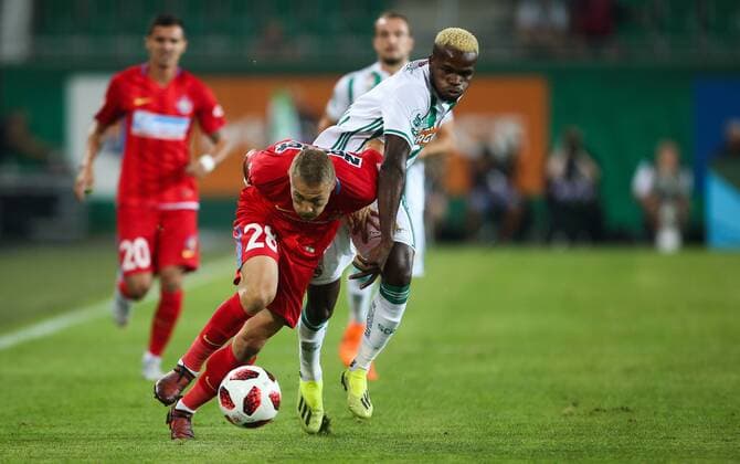 SOCCER - EL, qualification, Rapid vs Steaua VIENNA,AUSTRIA,23.AUG.18 - SOCCER - UEFA Europa League, qualification, play off, SK Rapid Wien vs Steaua Bukarest. Image shows Mihai Roman (Steaua) and Boli Bolingoli-Mbombo (Rapid). Keywords: Wien Energie. GEPAxpictures xPhilippxBrem