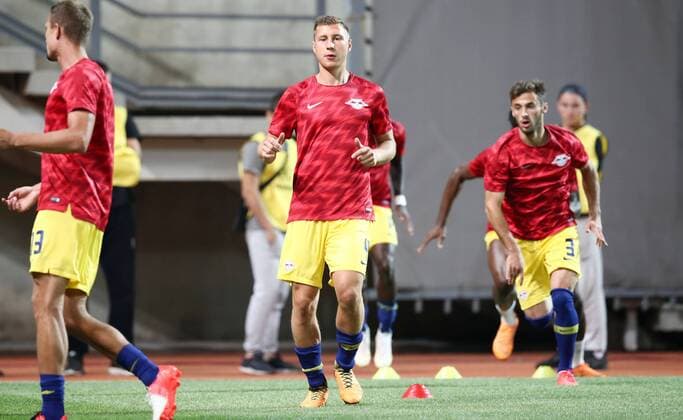 Luhansk - RB Leipzig Fussball Euro League Quali Saporoschje Ukraine, 23.08.2018, Slawutytsch-Arena, Fussball, Qualifikation zur UEFA Europa League, Playoff - HIN , FK Sorja Luhansk (UKR) vs. RB Leipzig (GER) , RB Leipzig, Erwärmung. Im Bild: Willi Orban ,