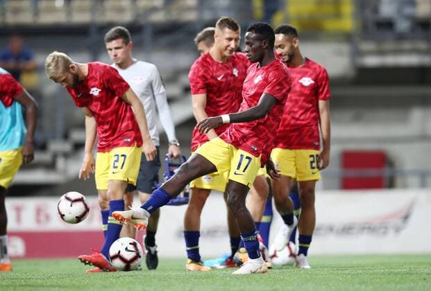 Luhansk - RB Leipzig Fussball Euro League Quali Saporoschje Ukraine, 23.08.2018, Slawutytsch-Arena, Fussball, Qualifikation zur UEFA Europa League, Playoff - HIN , FK Sorja Luhansk (UKR) vs. RB Leipzig (GER) , RB Leipzig, Erwärmung. Im Bild: Konrad Laimer (27) und Bruma (17). ,
