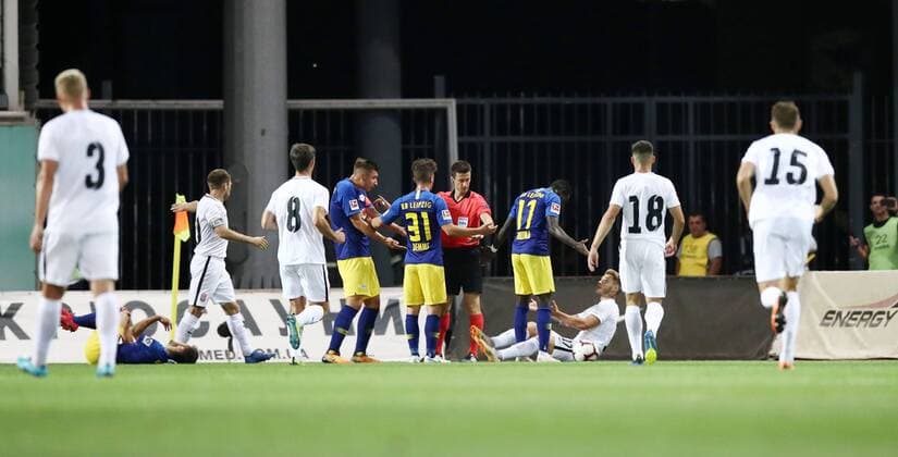 Luhansk - RB Leipzig Fussball Euro League Quali Saporoschje Ukraine, 23.08.2018, Slawutytsch-Arena, Fussball, Qualifikation zur UEFA Europa League, Playoff - HIN , FK Sorja Luhansk (UKR) vs. RB Leipzig (GER) , Im Bild: Rudelbildung um Schiedsrichter Benoit Bastien (FRA). ,