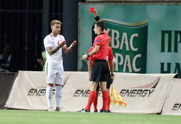 Sport Bilder des Tages Luhansk - RB Leipzig Fussball Euro League Quali Saporoschje Ukraine, 23.08.2018, Slawutytsch-Arena, Fussball, Qualifikation zur UEFA Europa League, Playoff - HIN , FK Sorja Luhansk (UKR) vs. RB Leipzig (GER) , Im Bild: Platzverweis. Schiedsrichter Benoit Bastien (FRA) zeigt Bogdan Lednev (17, Luhansk) die rote Karte. ,