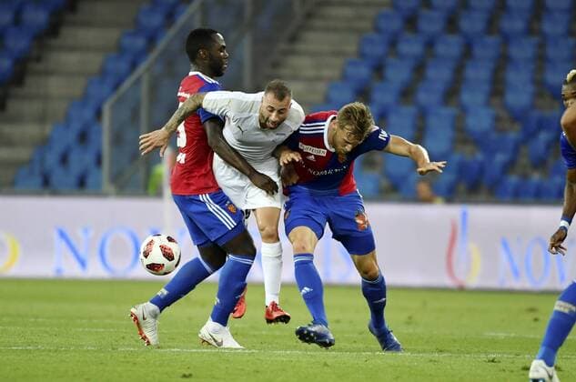 23.08.2018 Basel , Fussball Herren Saison 2018 2019 Europa League Quali FC Basel - Apollon Limassol FC Aktion Im Bild : Eder Balanta gund Fabian Frei (FC Basel) gegen Fotis Papoulis (Limassol)
