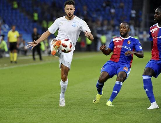 23.08.2018 Basel , Fussball Herren Saison 2018 2019 Europa League Quali FC Basel - Apollon Limassol FC Aktion Im Bild : Joao Pedro (Limassol) li. gegen Aldo Kalulu (FC Basel) Aktion Zweikampf