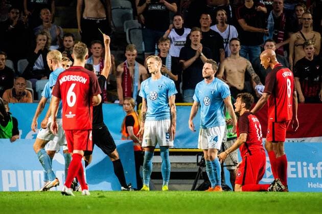 180823 Sören Rieks of Malmö FF receives a warning during the UEFA Europa League qualifying match between Malmö FF and Midtjylland on August 23, 2018 in Malmö. Photo: Ludvig Thunman BILDBYRN kod LT 35525 Copyright: LUDVIGxTHUNMAN BB180823LT075