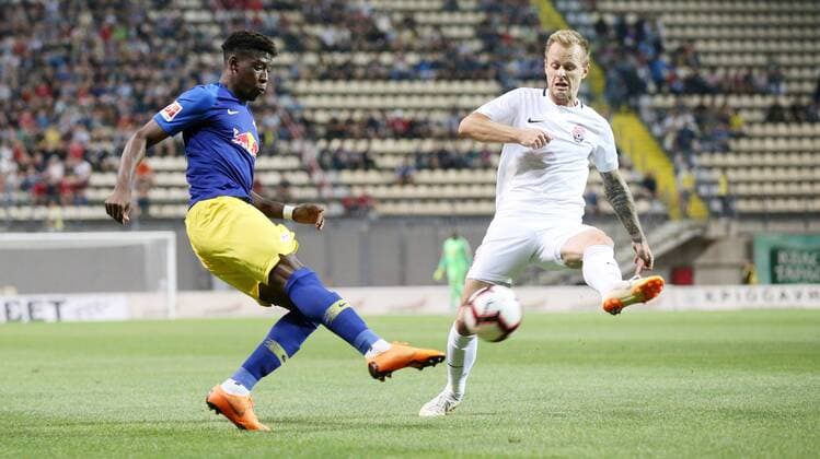 Luhansk - RB Leipzig Fussball Euro League Quali Saporoschje Ukraine, 23.08.2018, Slawutytsch-Arena, Fussball, Qualifikation zur UEFA Europa League, Playoff - HIN , FK Sorja Luhansk (UKR) vs. RB Leipzig (GER) , Im Bild v.l.: Nordi Mukiele (22, RB Leipzig) und Dmytro Kohomchenovsky (10, Luhansk) ,