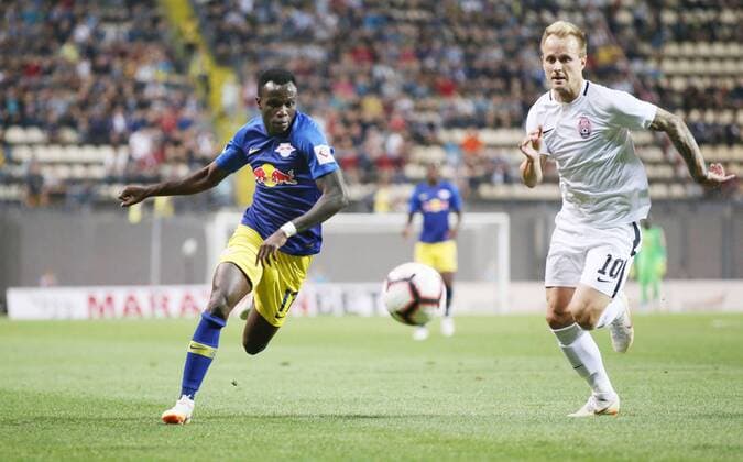 Luhansk - RB Leipzig Fussball Euro League Quali Saporoschje Ukraine, 23.08.2018, Slawutytsch-Arena, Fussball, Qualifikation zur UEFA Europa League, Playoff - HIN , FK Sorja Luhansk (UKR) vs. RB Leipzig (GER) , Im Bild v.l.: Bruma (17, RB Leipzig) und Dmytro Kohomchenovskiy (10, Luhansk). ,