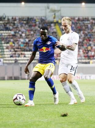 Luhansk - RB Leipzig Fussball Euro League Quali Saporoschje Ukraine, 23.08.2018, Slawutytsch-Arena, Fussball, Qualifikation zur UEFA Europa League, Playoff - HIN , FK Sorja Luhansk (UKR) vs. RB Leipzig (GER) , Im Bild v.l.: Bruma (17, RB Leipzig) und Dmytro Kohomchenovskiy (10, Luhansk). ,