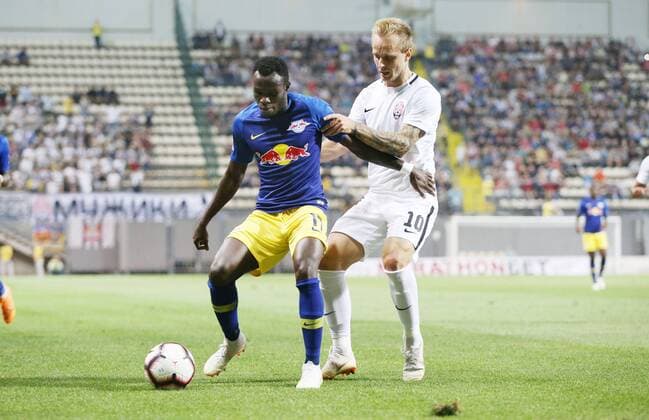 Luhansk - RB Leipzig Fussball Euro League Quali Saporoschje Ukraine, 23.08.2018, Slawutytsch-Arena, Fussball, Qualifikation zur UEFA Europa League, Playoff - HIN , FK Sorja Luhansk (UKR) vs. RB Leipzig (GER) , Im Bild v.l.: Bruma (17, RB Leipzig) und Dmytro Kohomchenovskiy (10, Luhansk). ,