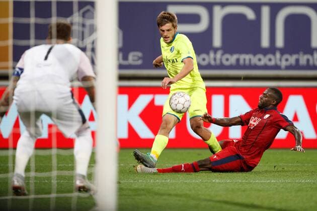 Gent s Giorgi Chakvetadze and Bordeaux s Maxime Poundje fight for the ball during a soccer game between Belgian club KAA Gent and French team FC Girondins de Bordeaux, Thursday 23 August 2018 in Gent, the first leg of the play off for the UEFA Europa League competition. KURTxDESPLENTER  x05411672x
