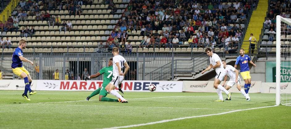 Sport Bilder des Tages Luhansk - RB Leipzig Fussball Euro League Quali Saporoschje Ukraine, 23.08.2018, Slawutytsch-Arena, Fussball, Qualifikation zur UEFA Europa League, Playoff - HIN , FK Sorja Luhansk (UKR) vs. RB Leipzig (GER) , Im Bild: Torchance RB Leipzig. Timo Werner (l., 11, RB Leipzig) zieht ab. ,