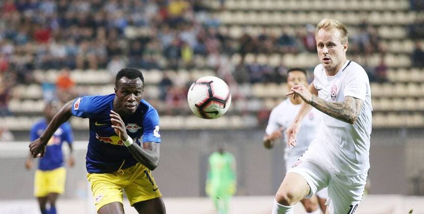 Luhansk - RB Leipzig Fussball Euro League Quali Saporoschje Ukraine, 23.08.2018, Slawutytsch-Arena, Fussball, Qualifikation zur UEFA Europa League, Playoff - HIN , FK Sorja Luhansk (UKR) vs. RB Leipzig (GER) , Im Bild v.l.: Bruma (17, RB Leipzig) und Dmytro Kohomchenovsky (10, Luhansk). ,