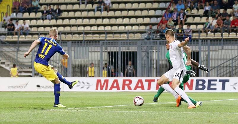 Luhansk - RB Leipzig Fussball Euro League Quali Saporoschje Ukraine, 23.08.2018, Slawutytsch-Arena, Fussball, Qualifikation zur UEFA Europa League, Playoff - HIN , FK Sorja Luhansk (UKR) vs. RB Leipzig (GER) , Im Bild: Torchance RB Leipzig. Timo Werner (l., 11, RB Leipzig) zieht ab. ,