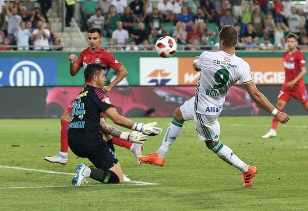 SOCCER - EL, qualification, Rapid vs Steaua VIENNA,AUSTRIA,23.AUG.18 - SOCCER - UEFA Europa League, qualification, play off, SK Rapid Wien vs Steaua Bukarest. Image shows Cristian Balgradean (Steaua Bukarest) and Veton Berisha (Rapid). Keywords: Wien Energie. GEPAxpictures xChristianxOrt